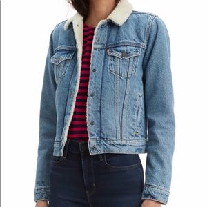 NWOT Levi’s Sherpa Trucker Jacket